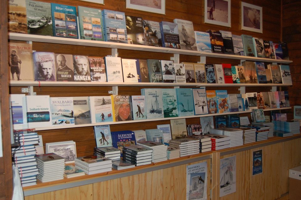 gavebutikk med bøker på ishavsmuseet aarvak