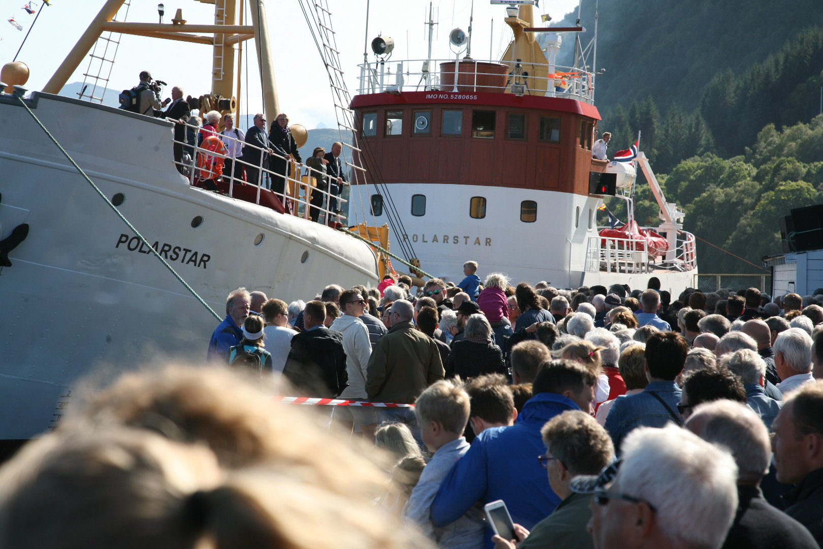 Publikum tar i mot Ishavsskuta Polarstar utenfor Brandal
