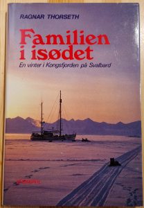 Familien I Isødet Signert 180