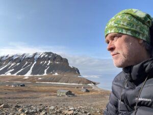 Tor Ole Ree På Gamle Tomter I Bjørndalen Utenfor Longyearbyen.
