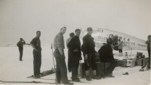 Bildet viser ekspedisjonsdeltakere og besetningsmedlemmer på MS Wyatt Earp under den fjerde ekspedisjonen til Lincoln Ellsworth i 1938-1939. I midten med hvit lue er Astor Dahl. Bilder hentet fra stuert Oluf B. Dahls fotoalbum. Fotoalbumet inneholder bilder fra Ellsworth-ekspedisjonene til Antarktis og fra andre båter Oluf Dahl har jobbet på og litt familiebilder.  Utlåner: Ingunn Dahl.