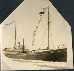 Skipet Wyatt Earp, hjemmehørende i Ålesund og brukt som ekspedisjonsskip til Antarktis. Bildet er hentet fra Harald Holmboes fotoalbum. Harald Holmboe var med på Lincoln Ellsworth ekspedisjoner til Antarktis mellom 1933 og 1936 ombord i ekspedisjonsskipet Wyatt Earp (eks-Fanefjord). Skipet ble bygget på Bolsønes Verft i 1918-1919.